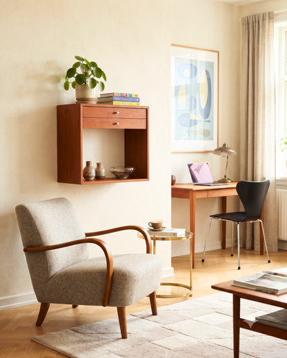 Hauptstadt Möblerei Mid Century Teak Hängeschrank von Kai Kristiansen als stilvolles Wandregal über einem Sessel