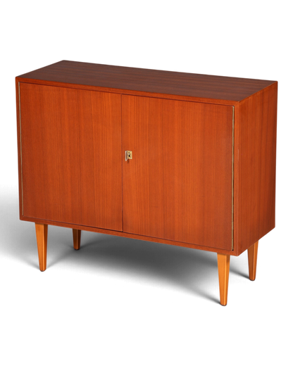 Hauptstadt Möblerei Mid-Century Kommode aus Teakholz im 60er Jahre Design mit konischen Beinen und Messing-Schlüsselloch
