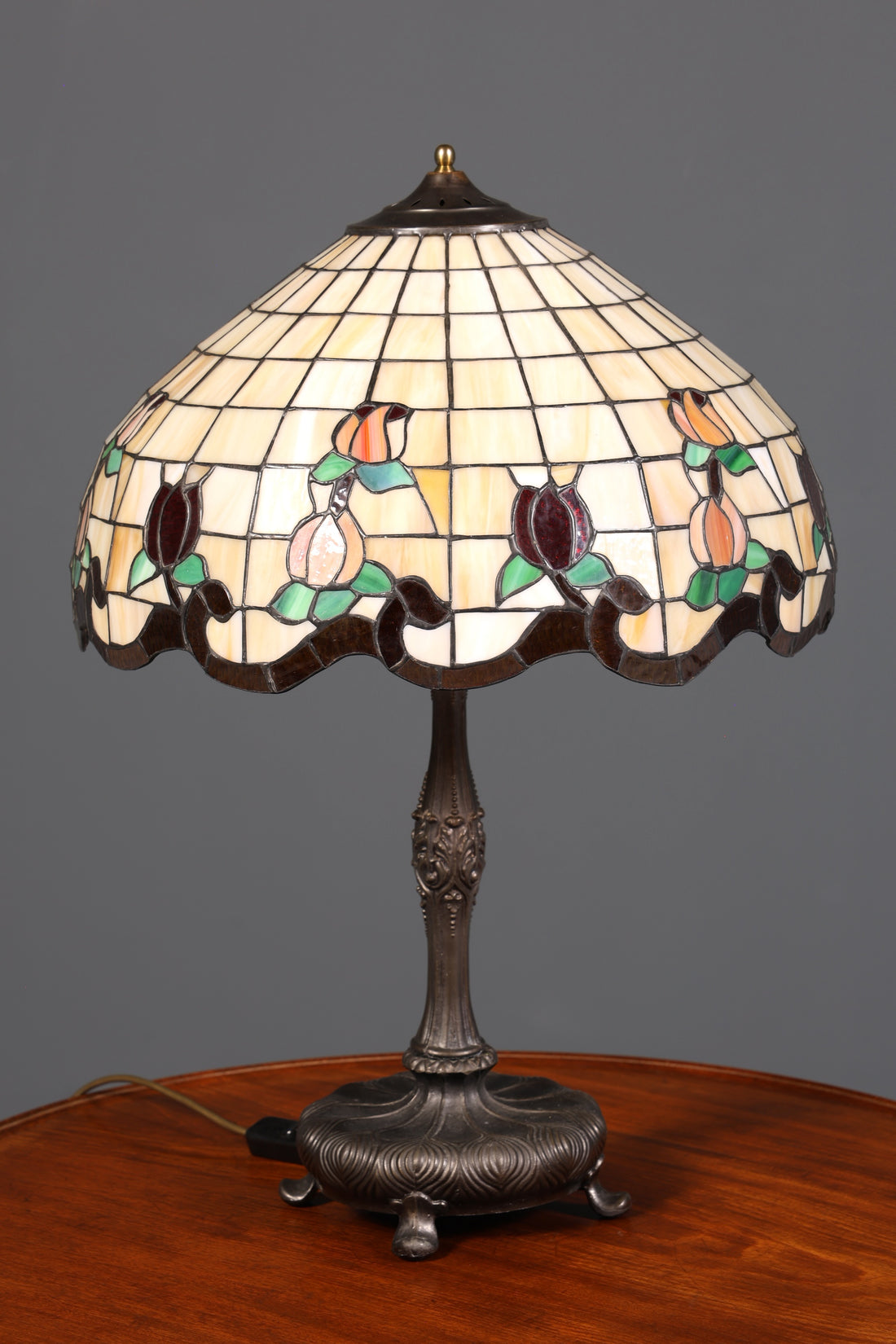 Traumhafte Antike Tiffany Tischlampe Glaslampenschirm Messingfuß Lampe Prunklampe