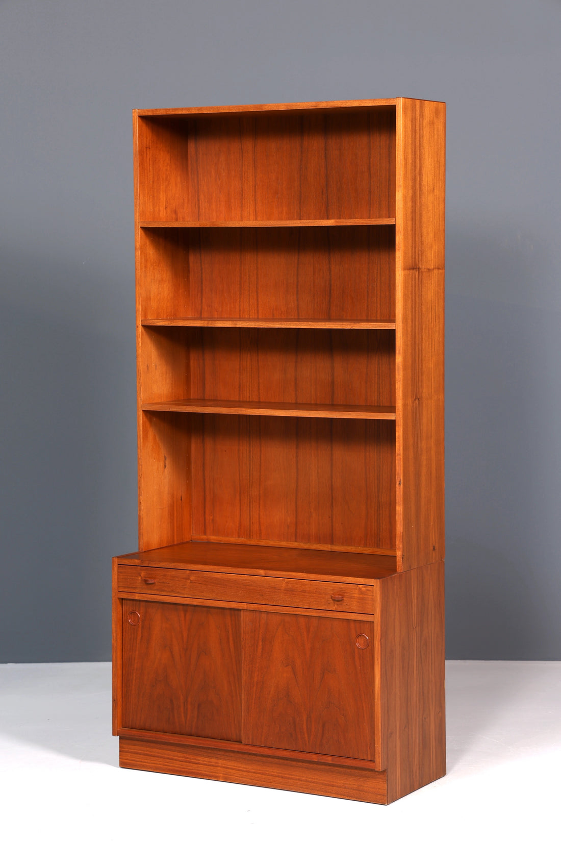 Stilvolles Mid Century Regal skandinavisches Bücherregal Kommode 60er Jahre