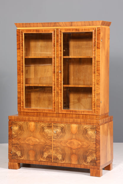 Wunderschöne Art Deco Vitrine Nussbaum Vitrine massiv Holz Antik Schrank Geschirrschrank 1 von 2