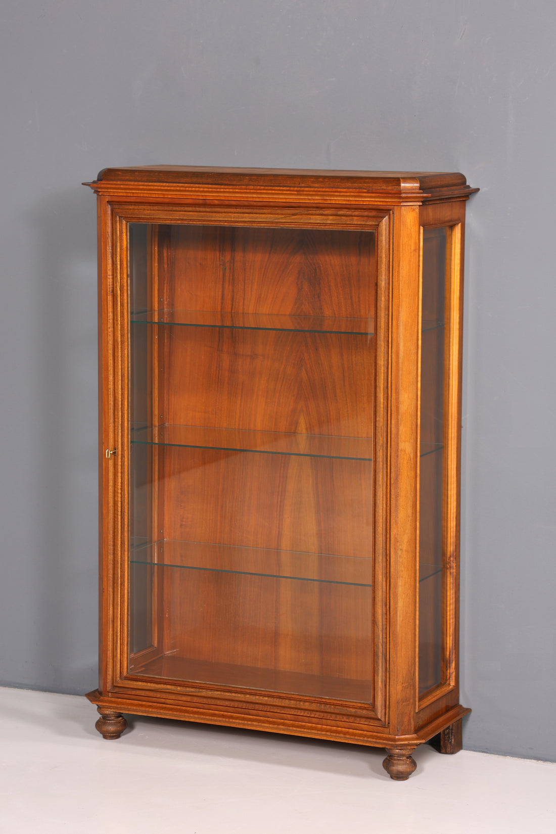 Wunderschöne Art Deco Vitrine Nussbaum Vitrine massiv Holz Antik Schrank