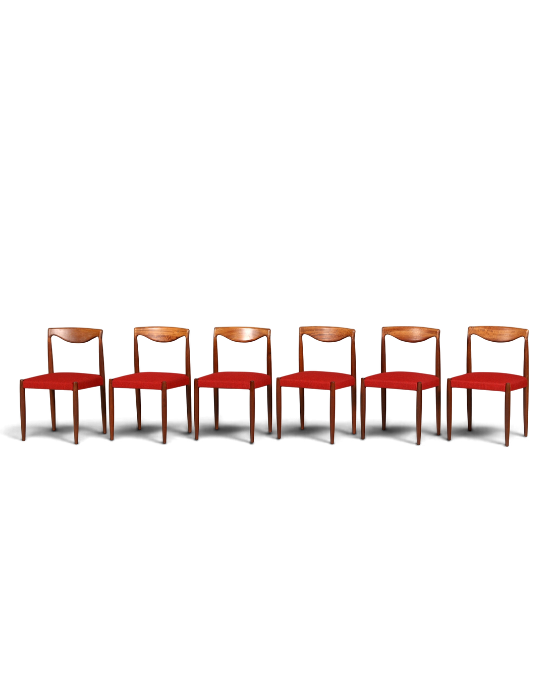 Hauptstadt Möblerei 6er-Set Bambi Stühle aus Holz mit rotem Stoffbezug im Mid-Century Design
