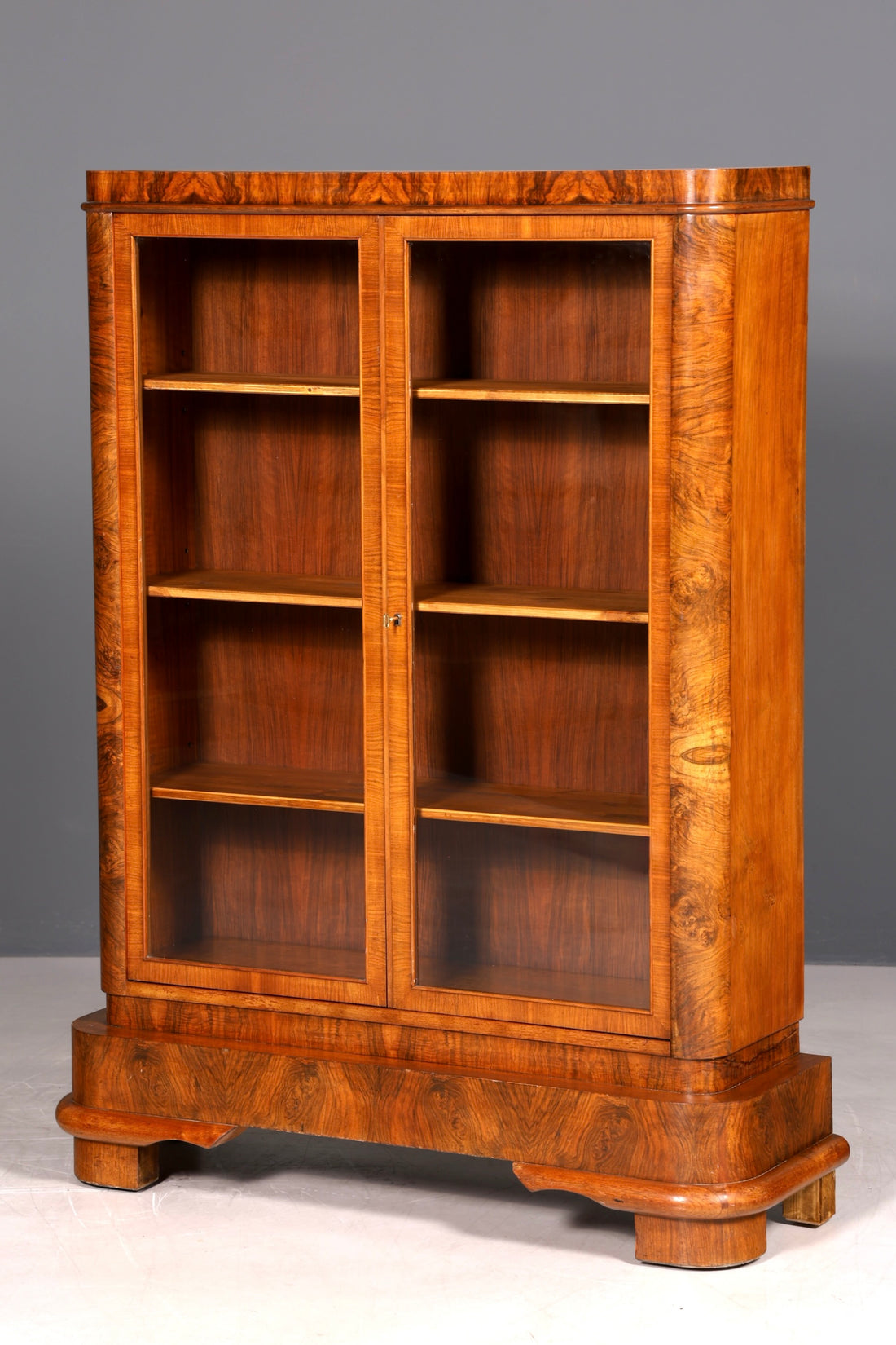 G733 Finish Wunderschöne Art Deco Vitrine Nussbaum Vitrine massiv Holz Antik Schrank (Kopie)