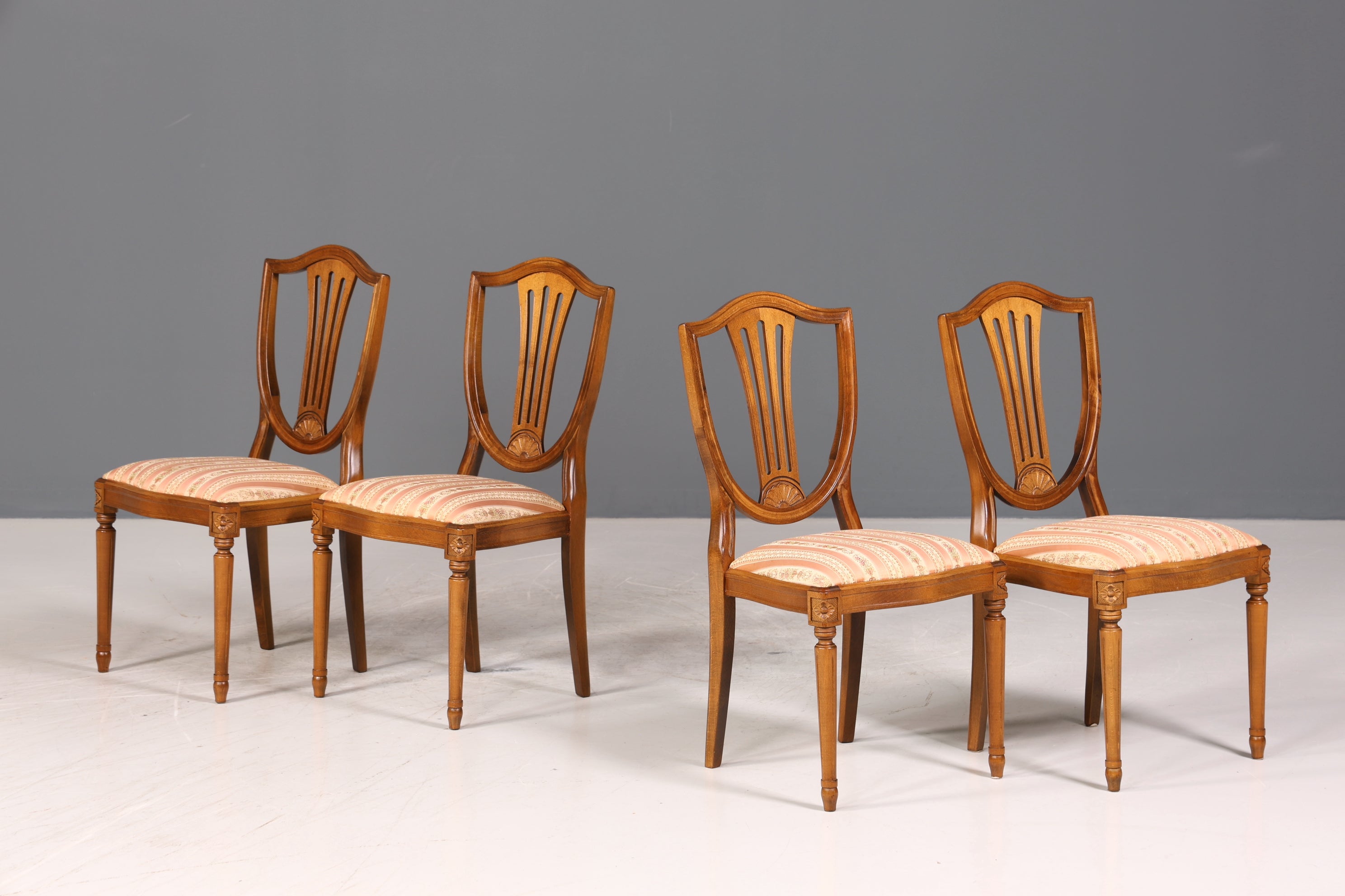 4x Traumhafte Stühle im Gustavianischer Stil Englisch Stil Küchenstühle Antik Stil Esszimmer Stuhl Set