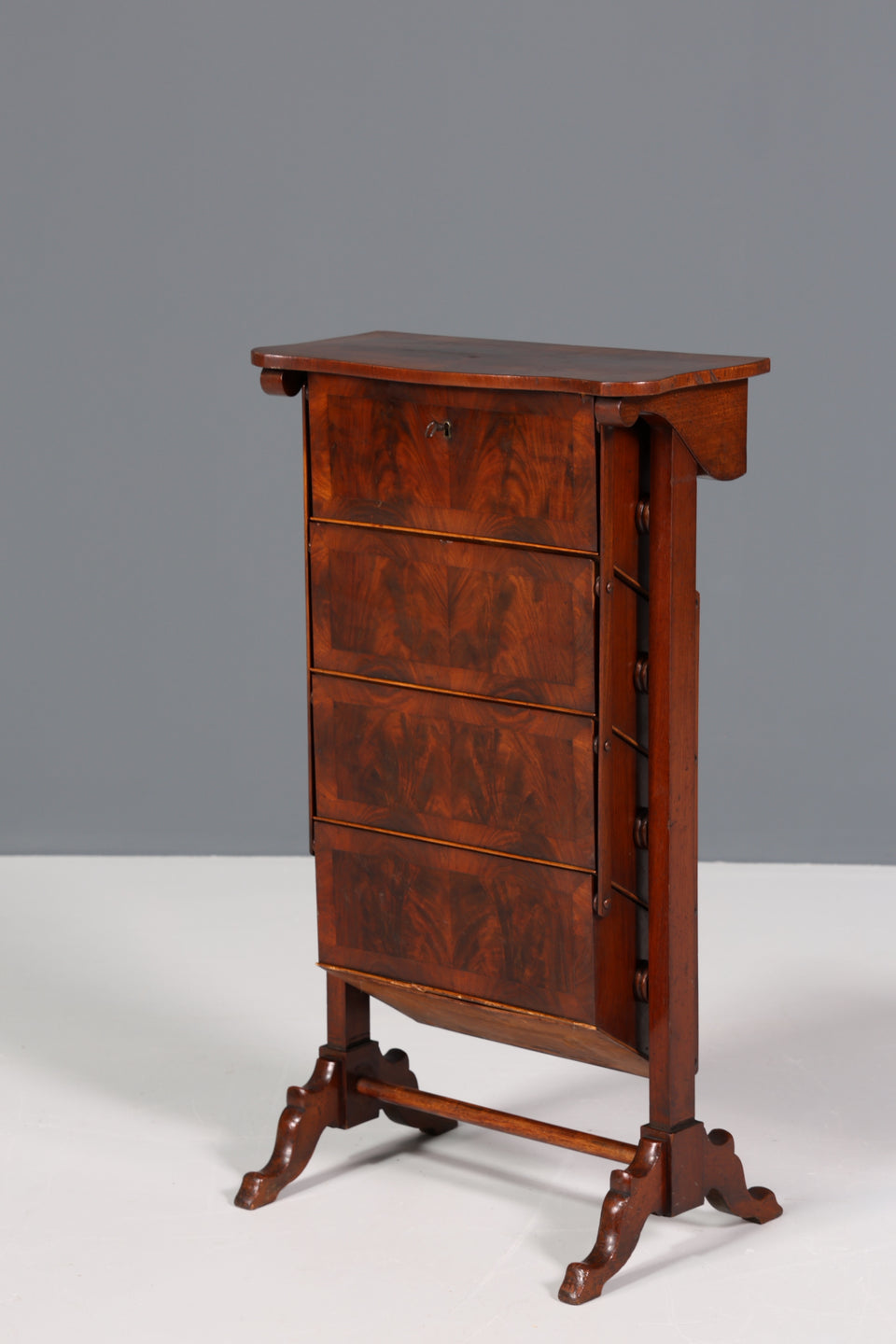 Ungewöhnlicher Biedermeier Nähschrank Antik Mahagoni Nähkästchen
