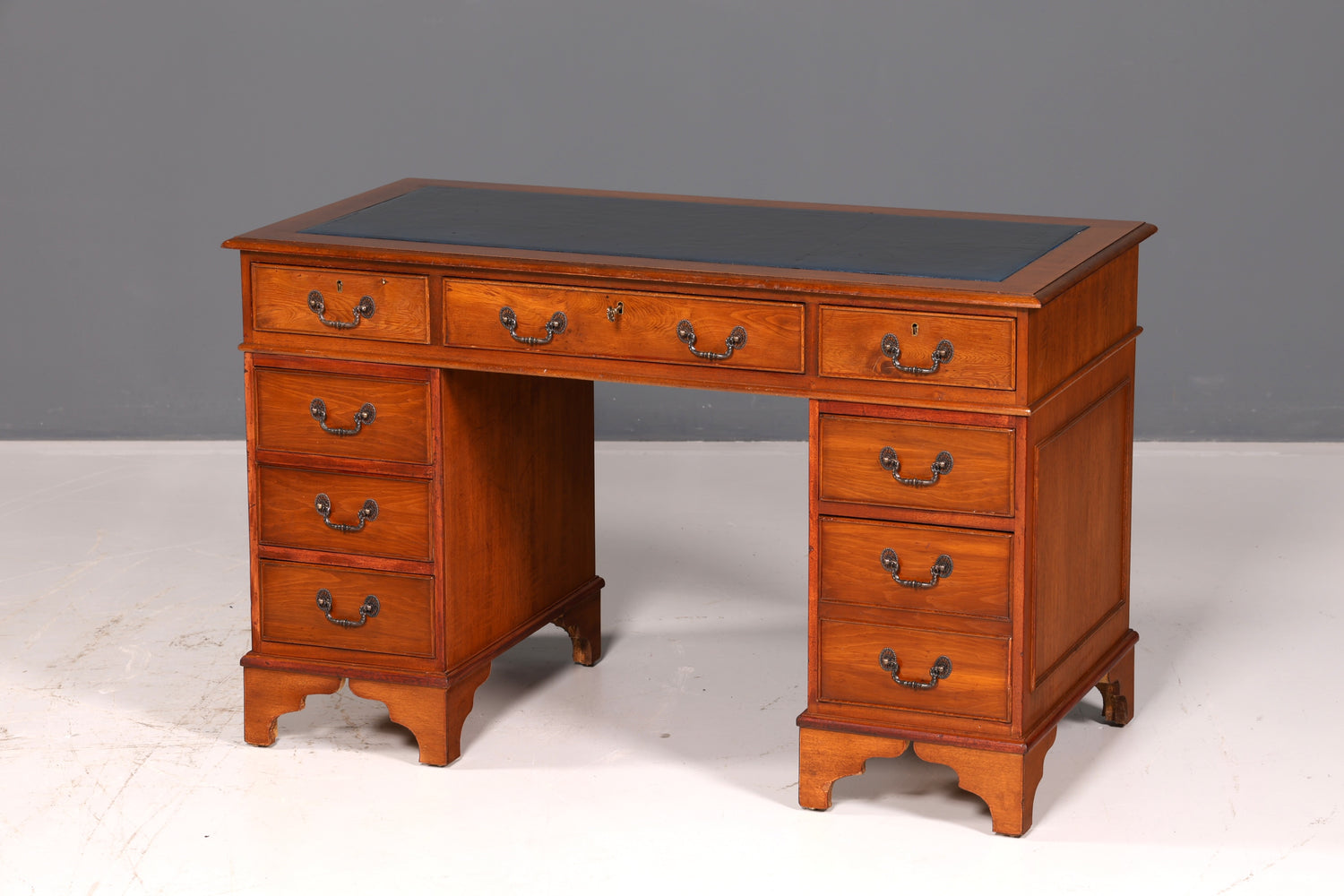 Wunderschöner Englischer Schreibtisch Kirschholz echt Lederauflage Bürotisch Office Desk Antik Vintage