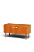 Hauptstadt Möblerei Hellerau Mid Century Kommode Modell 427 aus Holz mit zwei Türen und konischen Beinen
