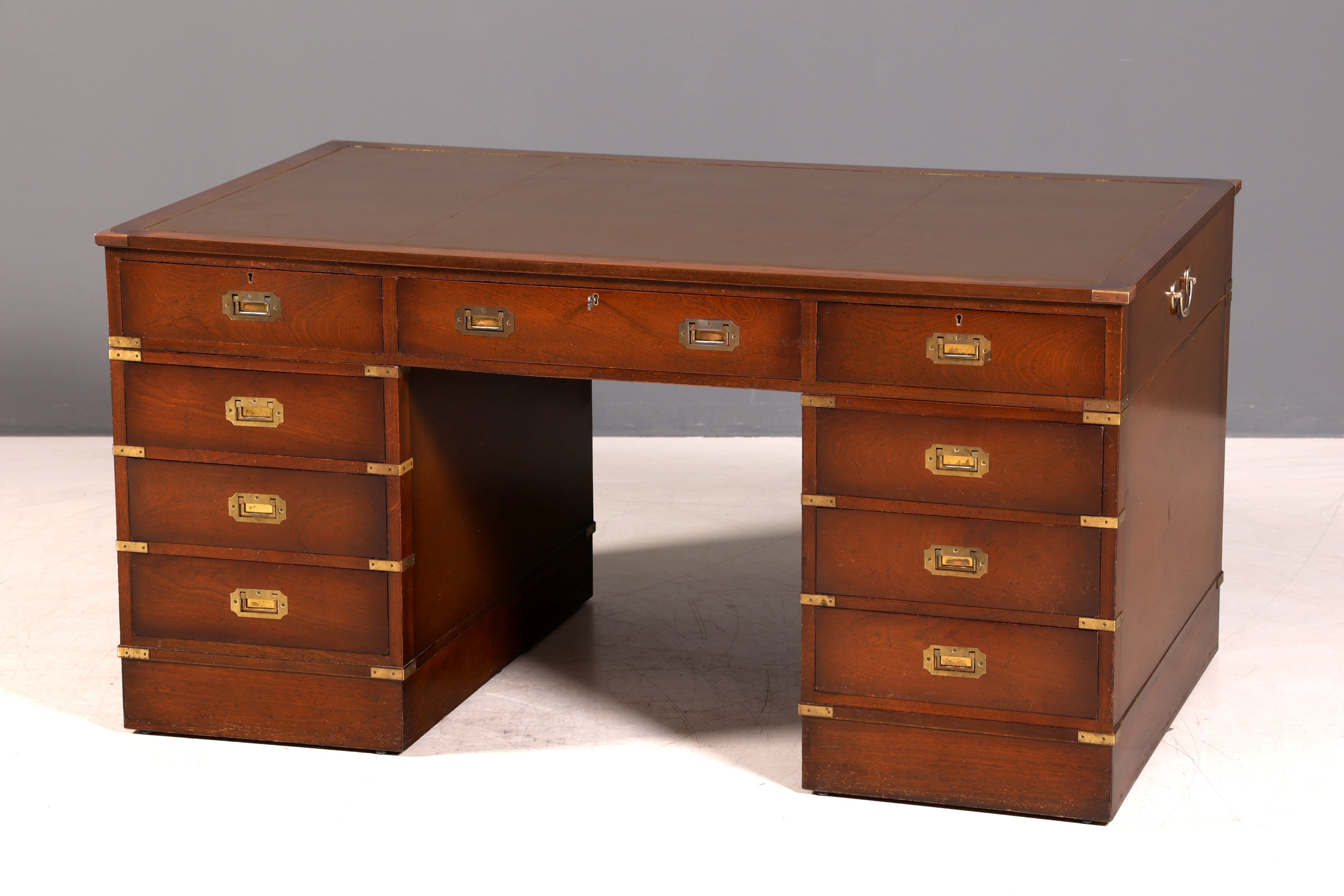 Stilvoller Maritimer Schreibtisch Englischer Military Chest Bürotisch Office Table mit echt Lederauflage