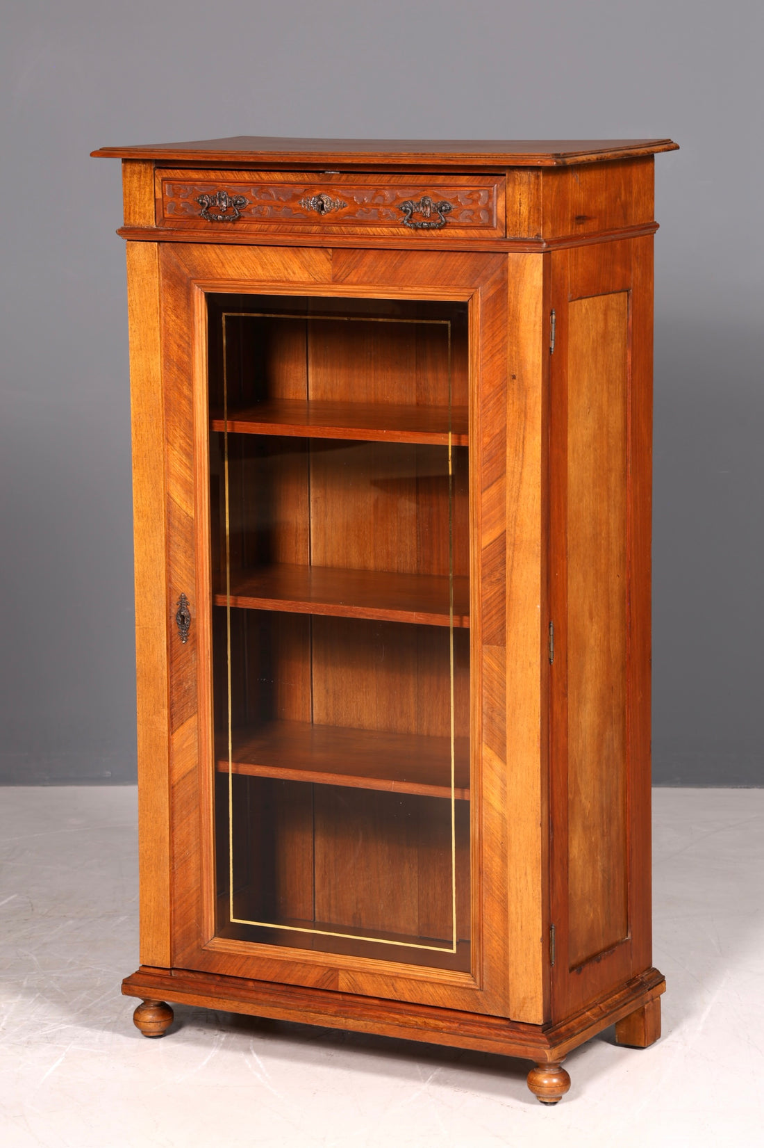 Edler Gründerzeit Vitrine um 1880 Schrank Antik Vertiko Jugendstil Nussbaum Bücherregal