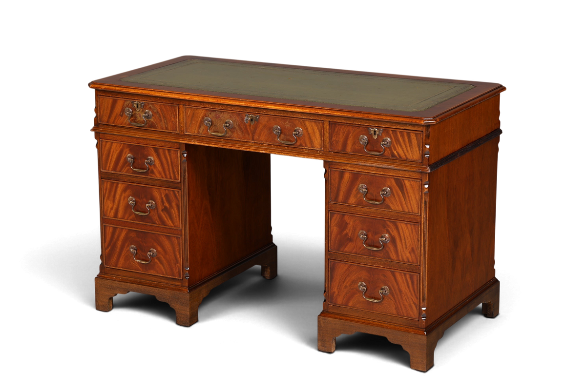 Hauptstadt Möblerei englischer Mahagoni Schreibtisch mit grüner Lederauflage und antiken Messingbeschlägen