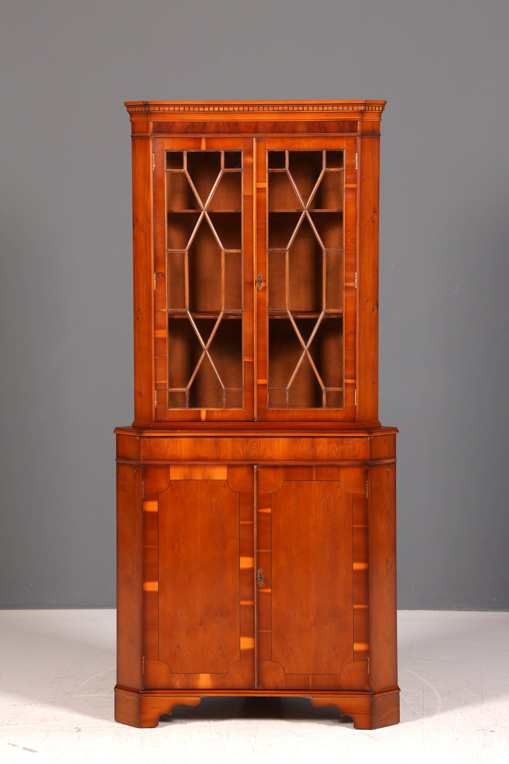 Wunderschöne Englische Eckvitrine 60s Echt Holz Schrank Eckschrank Glasvitrine Vitrine Vintage