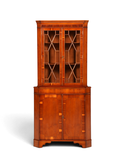 Hauptstadt Möblerei englische Eckvitrine aus massivem Holz im 60er Jahre Stil mit verglasten Türen und Stauraum