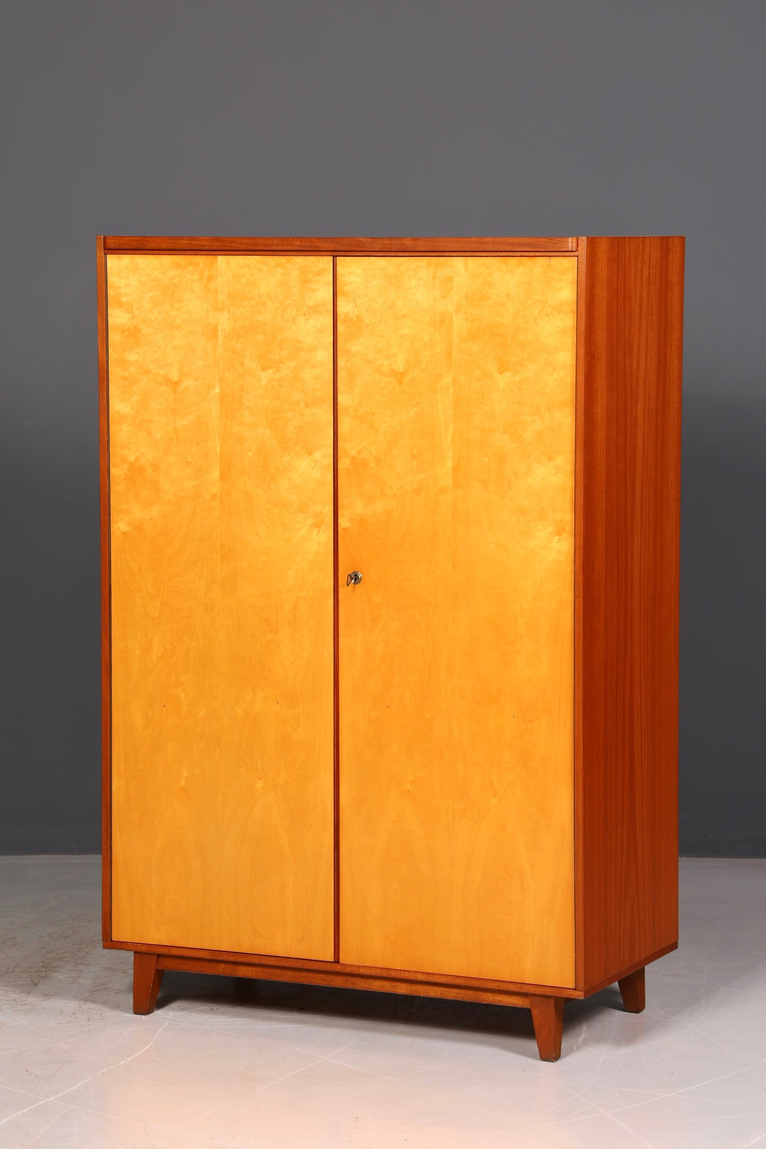 Traumhafter Mid Century Kleiderschrank Vintage Schrank Retro Wäscheschrank Dielenschrank Schlafzimmer