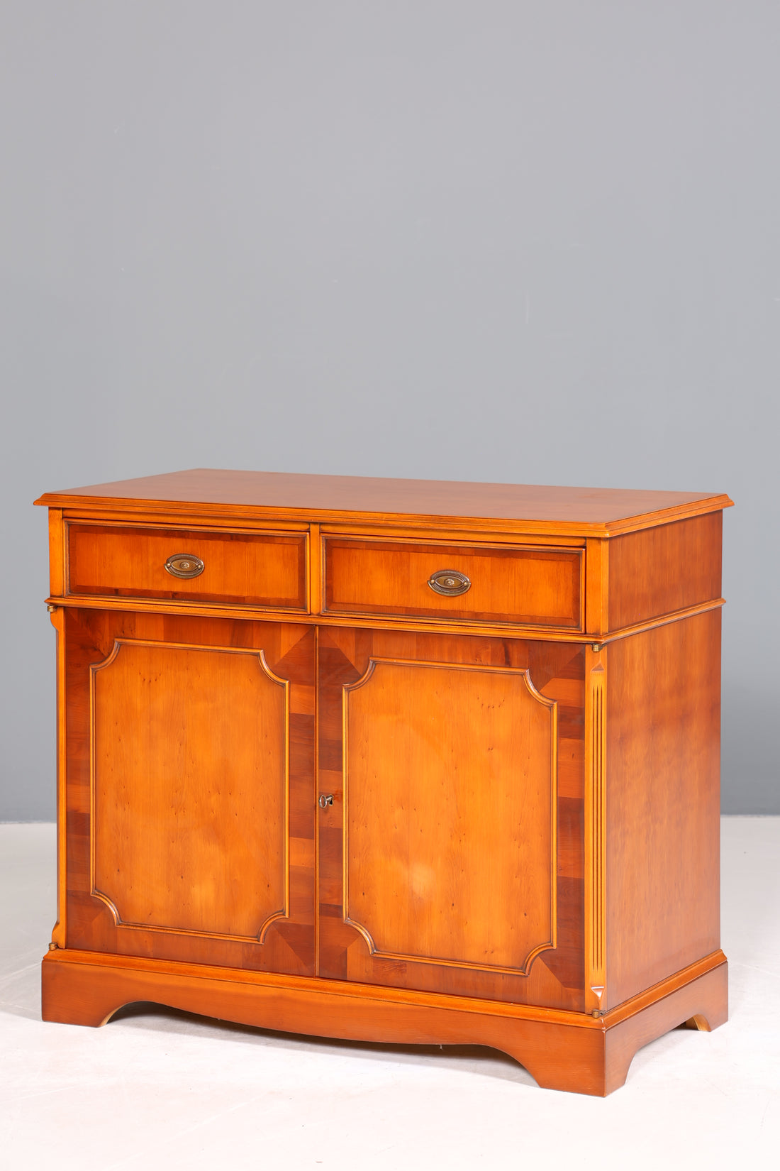 Traumhafter Original Heldense Schrank Englische Eibe Sideboard echt Holz Antik 60s