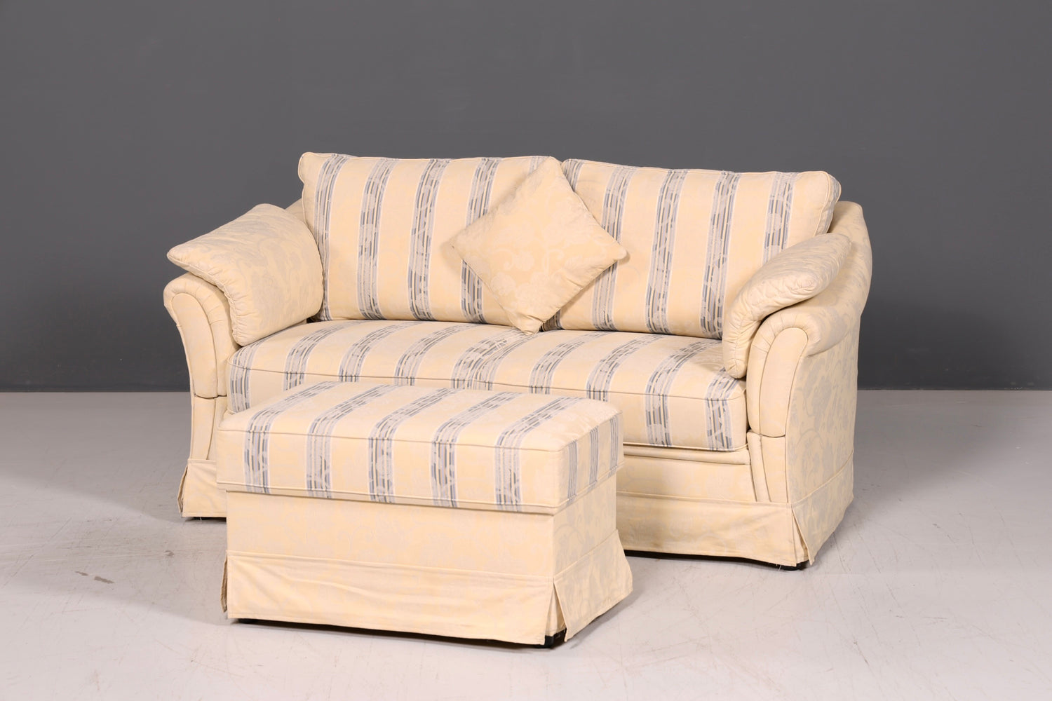 Wunderschönes Landhaus Sofa mit Hocker Englischer Stil Creme 2-Sitzer Couch Stoff Polstersofa Landhausstil Zweisitzer