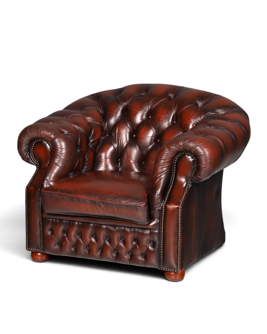Hauptstadt Möblerei Chesterfield Centurion Sessel aus braunem Echtleder mit Knopfheftung und geschwungenen Armlehnen