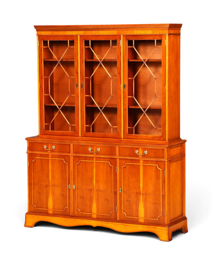 Hauptstadt Möblerei englische Vitrine aus Eibenholz mit Glasfront, Messingbeschlägen und Stauraum im Buffet-Unterteil