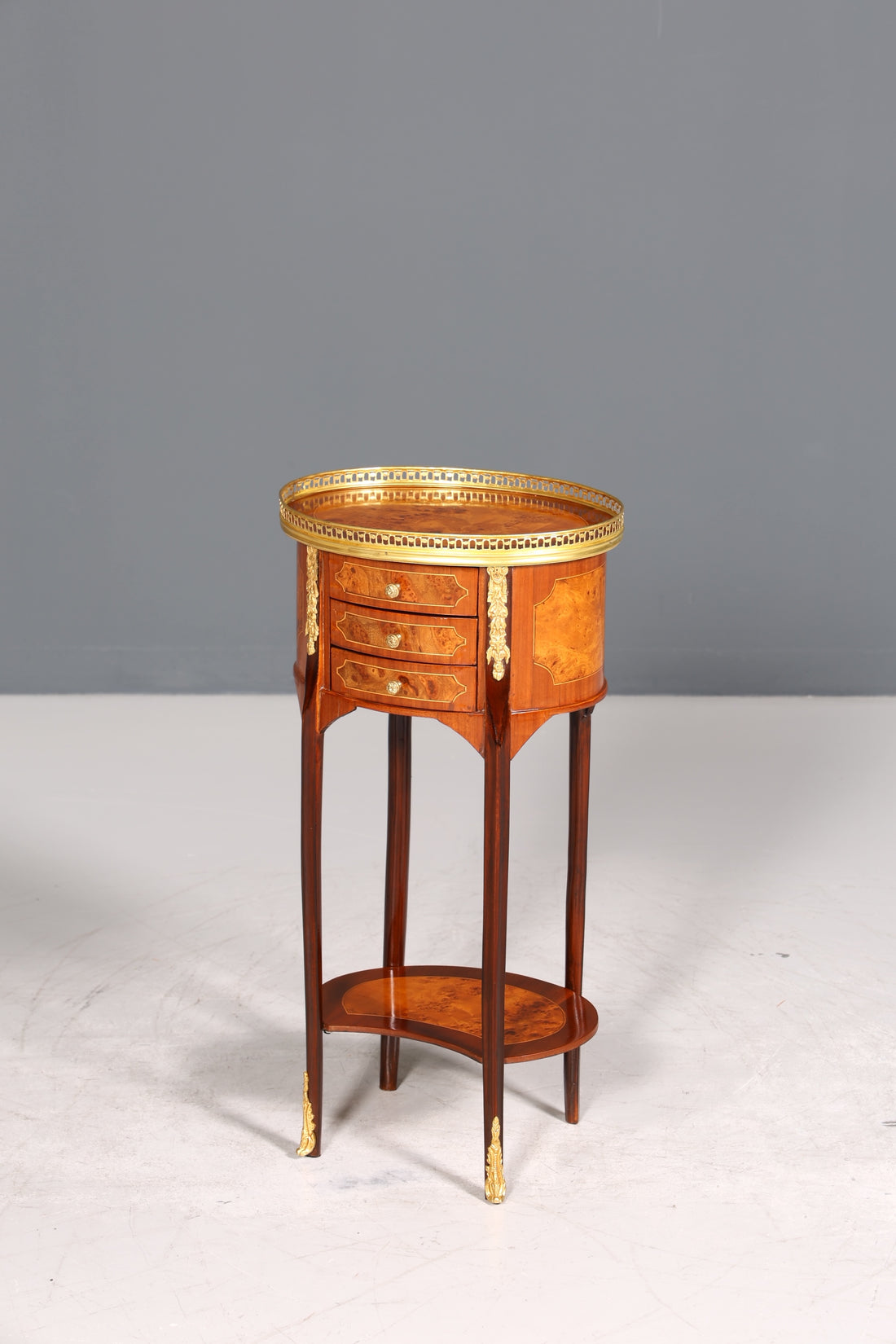 Wunderschöner Barock Louis XV Stil Beistelltisch Ablagetisch massiv Kommode Antik Stil