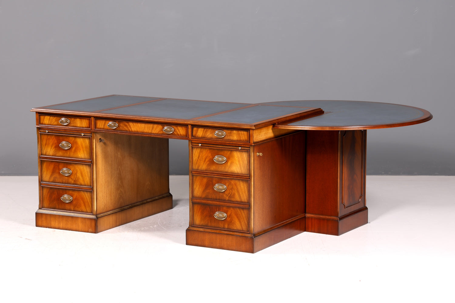 Wunderschöner Original Heldense Schreibtisch Mahagoni Echt Lederauflage Englisch Antik Stil Chefschreibtisch Partner Desk Bürotisch mit Besprechungsansatz