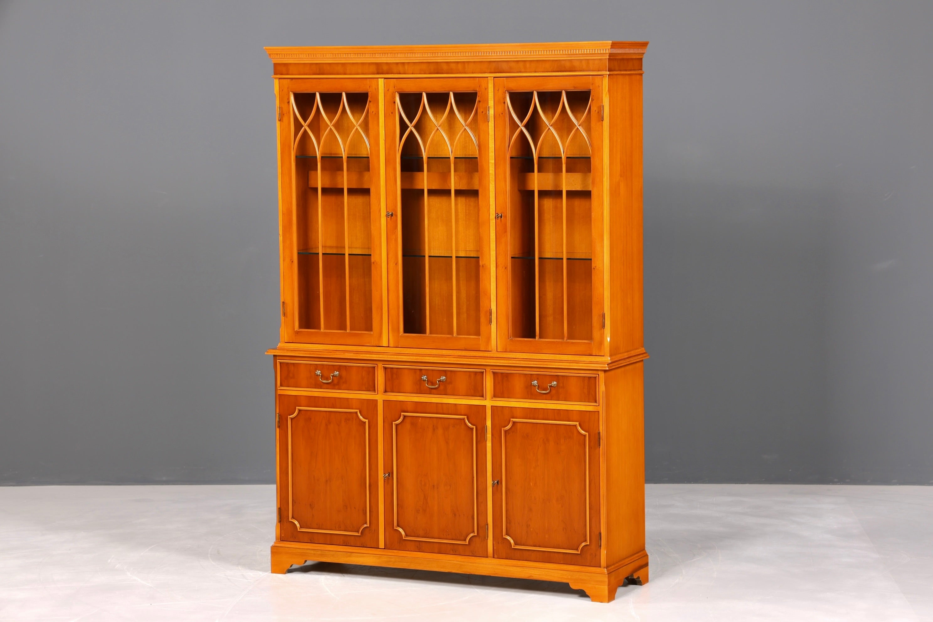 F946 Finish Wunderschöne Englische Vitrine Bücherschrank Buffet Antik Stil Englisch Eibe Glasvitrine Bibliothek