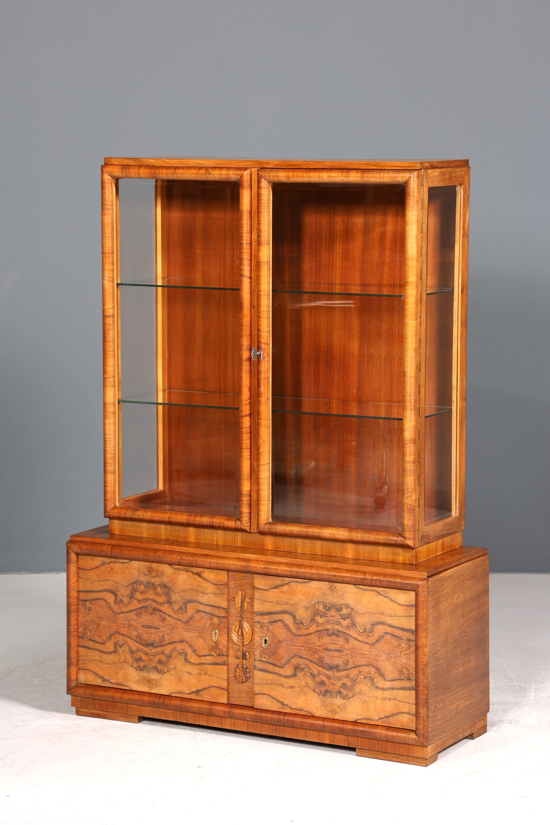 Wunderschöne Art Deco Vitrine Nussbaum Vitrine massiv Holz Antik Schrank