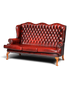 Hauptstadt Möblerei Chesterfield 3er Sofa in antikem Rot mit Knopfheftung, Ziernägeln und geschwungenen Holzfüßen