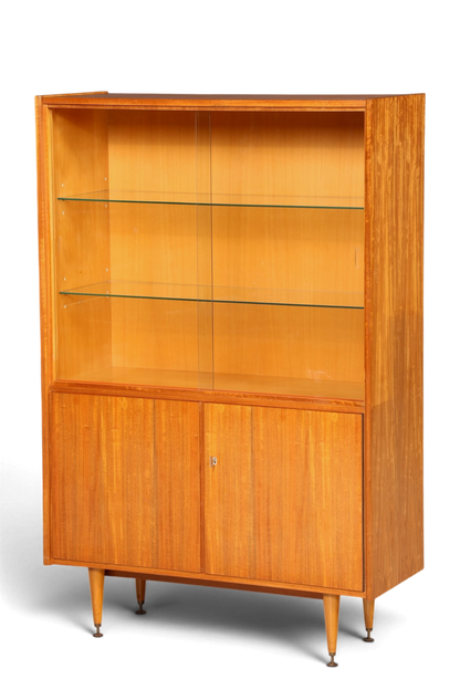 Hauptstadt Möblerei Mid Century Vitrine aus Holz mit Glasschiebetüren, Glasböden und konischen Beinen im 60er Stil