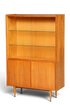 Hauptstadt Möblerei Mid Century Vitrine aus Holz mit Glasschiebetüren, Glasböden und konischen Beinen im 60er Stil