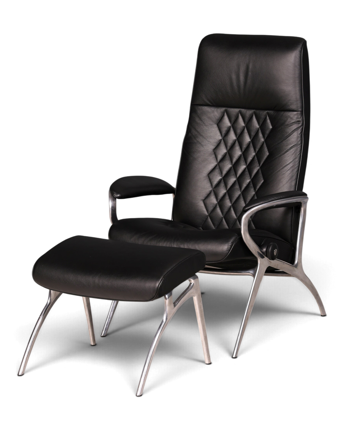 Hauptstadt Möblerei H931 Ledersessel in Schwarz mit passendem Fußhocker und Rautensteppung auf Metallgestell
