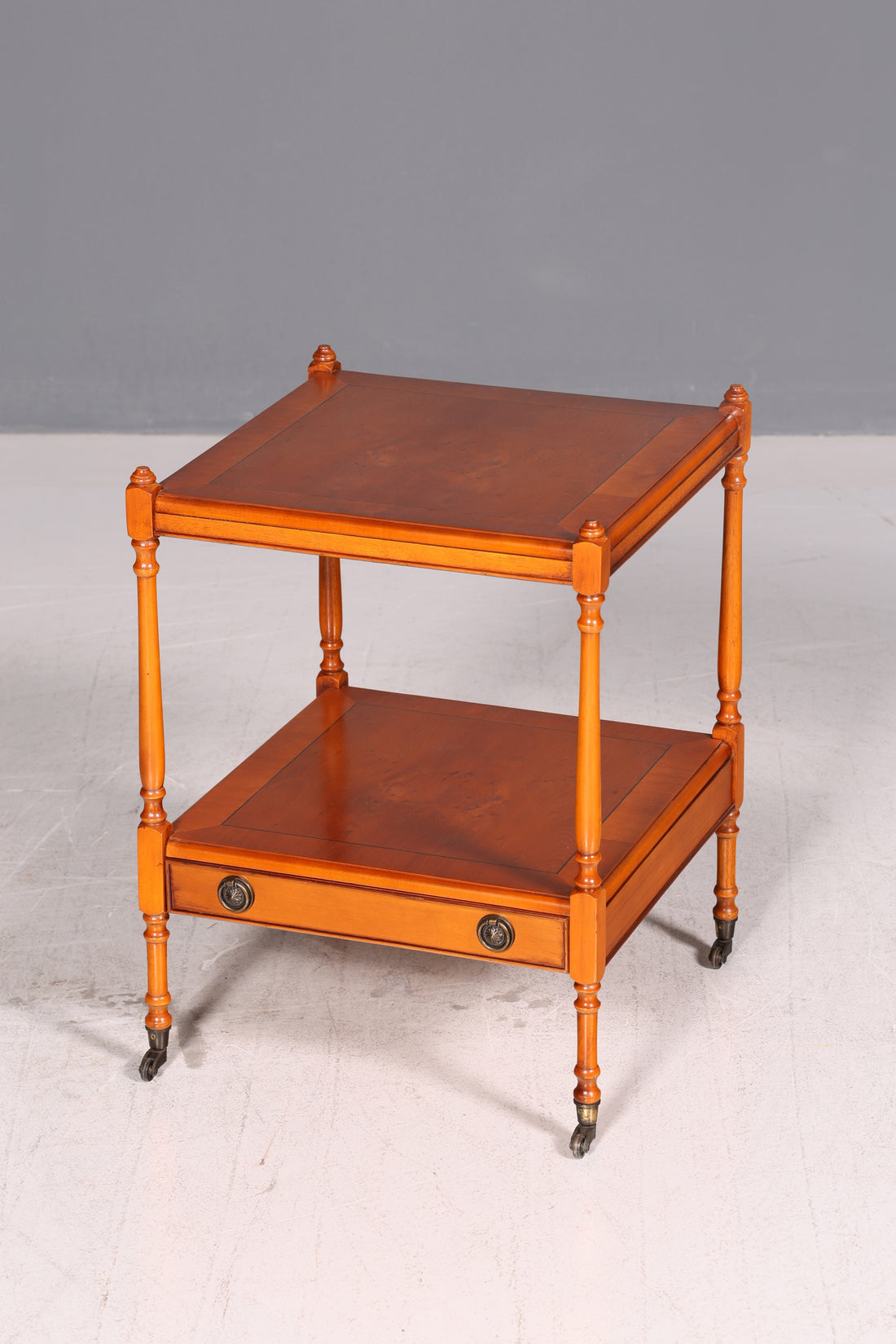 Edler Englischer Beistelltisch Eibe Side Table Ablagetisch auf Rollen 60er Telefontisch