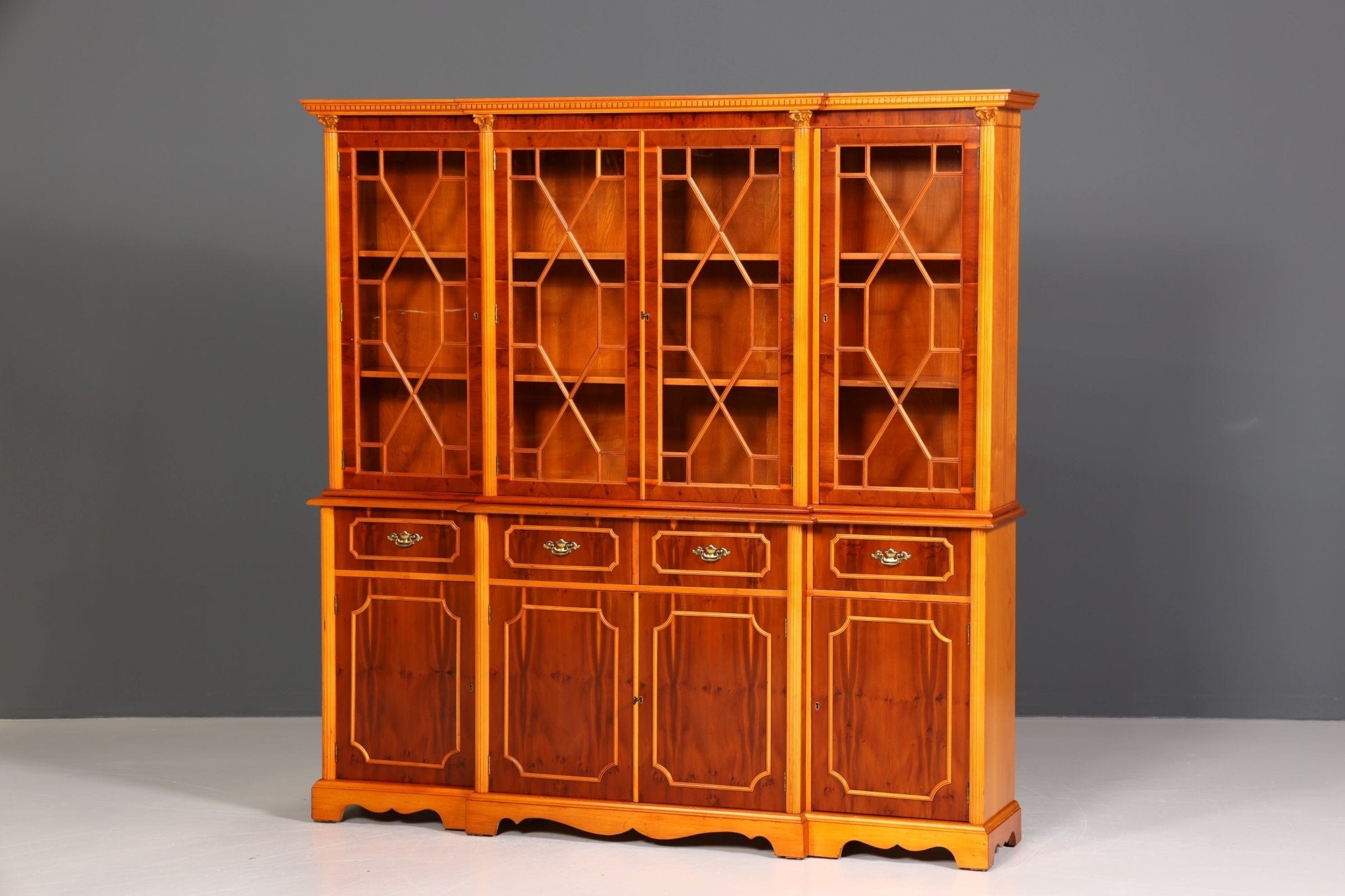 Wunderschöne Englische Vitrine Bücherschrank Buffet Antik Stil Englisch Eibe Glasvitrine Bibliothek