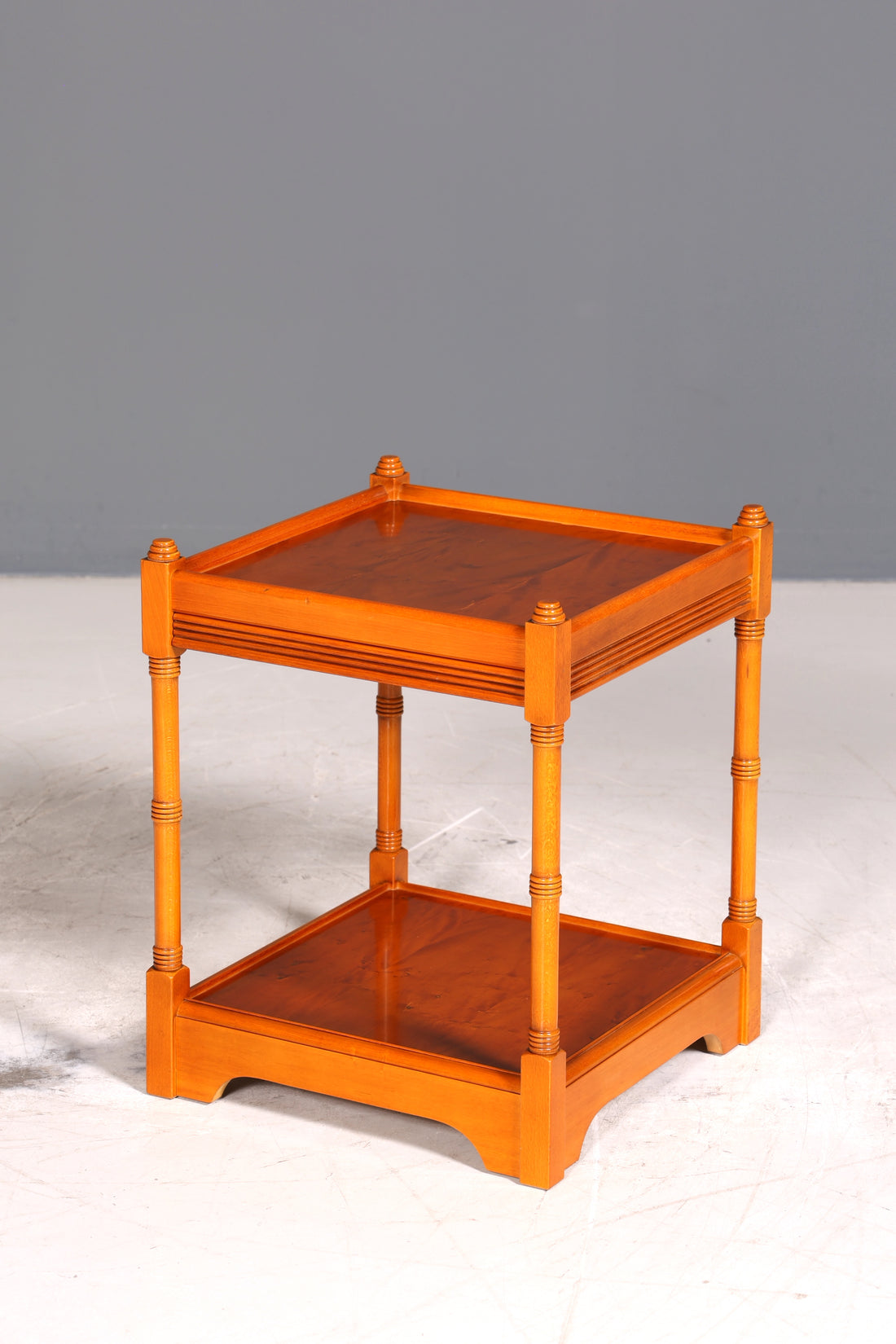 Wunderschöner Englische Beistelltisch Kommode Eibe echt Holz Nachttisch Telefontisch Ablage 2 von 2