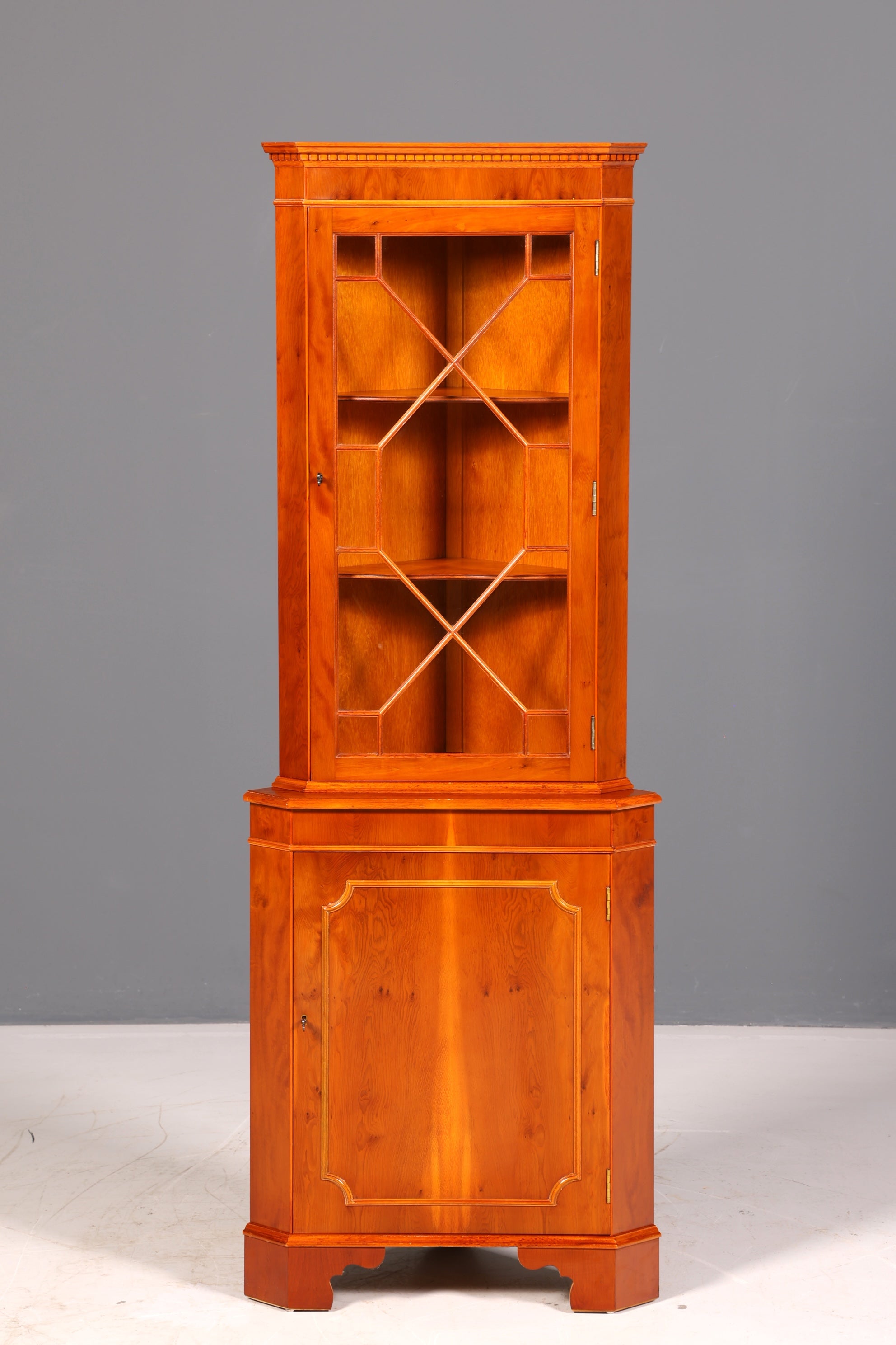 Wunderschöne Englische Eckvitrine Eibe Echt Holz Schrank Eckschrank Glasvitrine Vitrine Vintage
