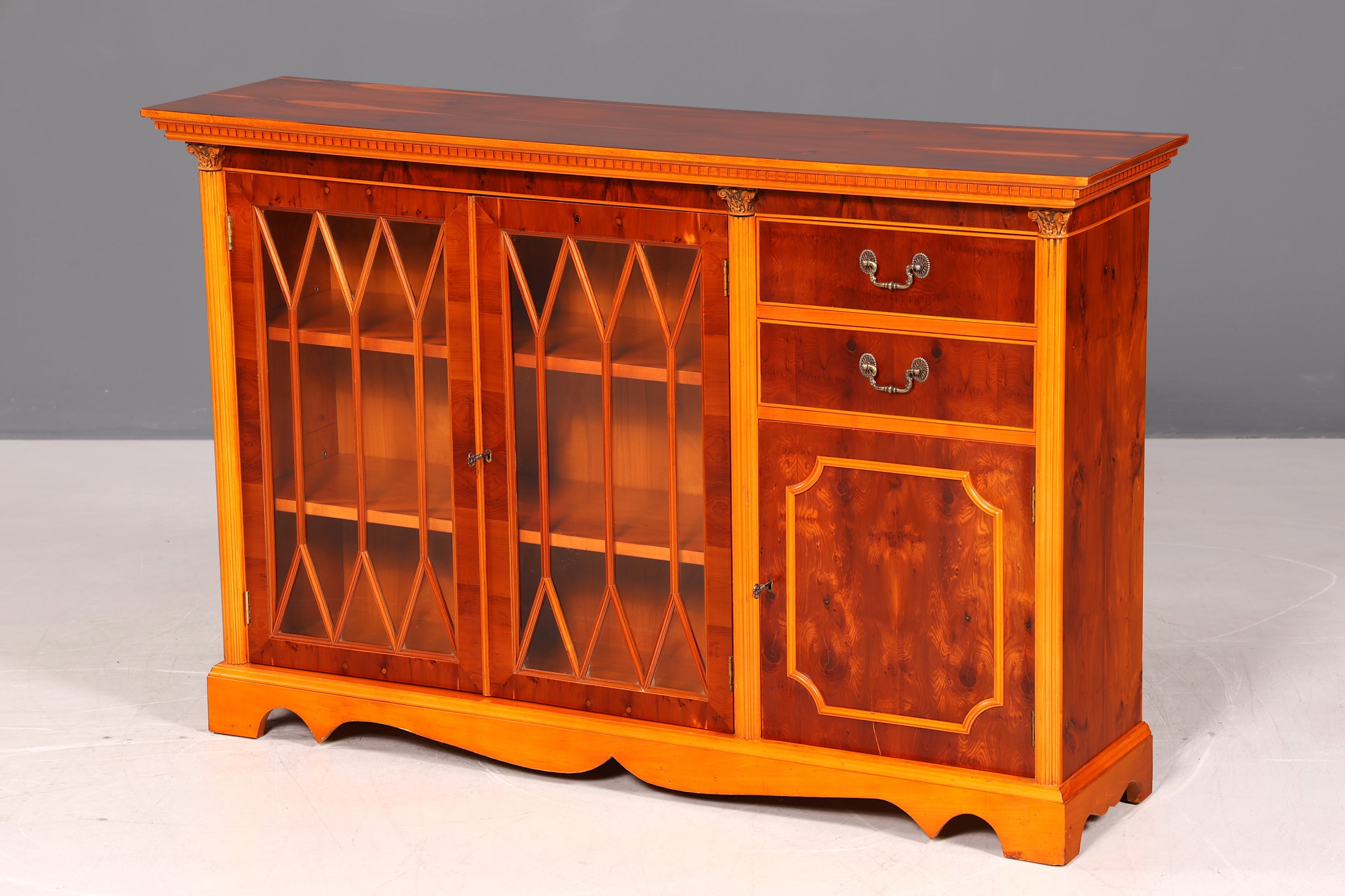 G802 Finish Wunderschöne Englische Vitrine Bücherschrank Buffet Antik Stil Englisch Eibe Glasvitrine Bibliothek (Kopie)