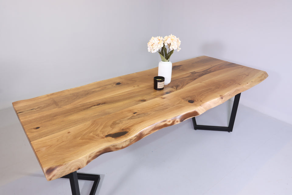 Stilvoller Nussbaum Tisch 238cm-90cm Esszimmer Tisch Baumkanten Platte