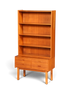 Hauptstadt Möblerei Mid Century Regal aus Holz im dänischen Design mit offenen Fächern und zwei Schubladen