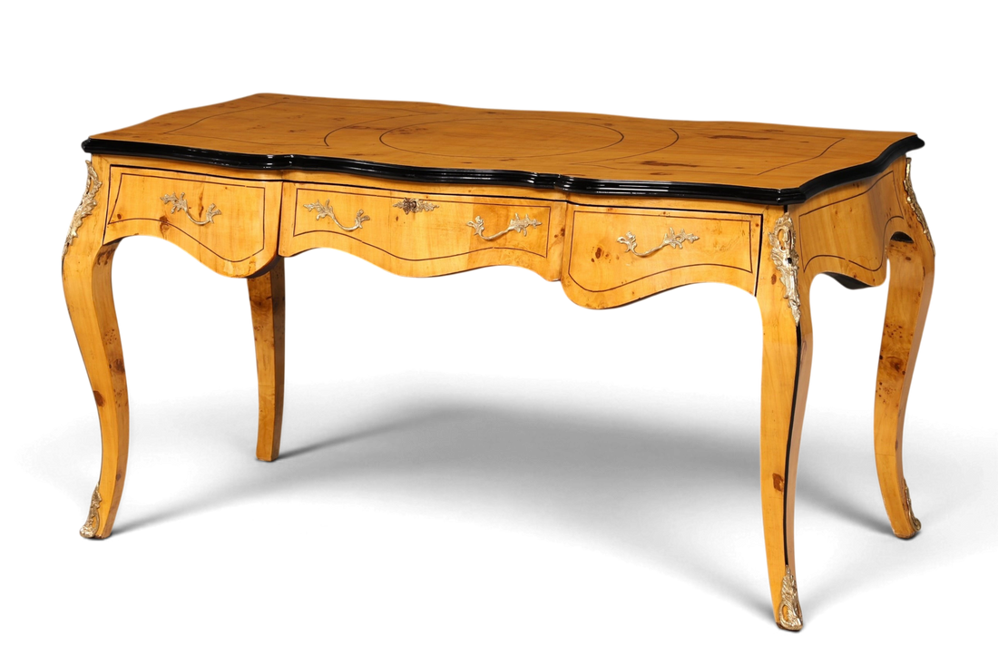 Hauptstadt Möblerei Louis XV Schreibtisch aus Massivholz mit geschwungenen Beinen und dekorativen Messingbeschlägen