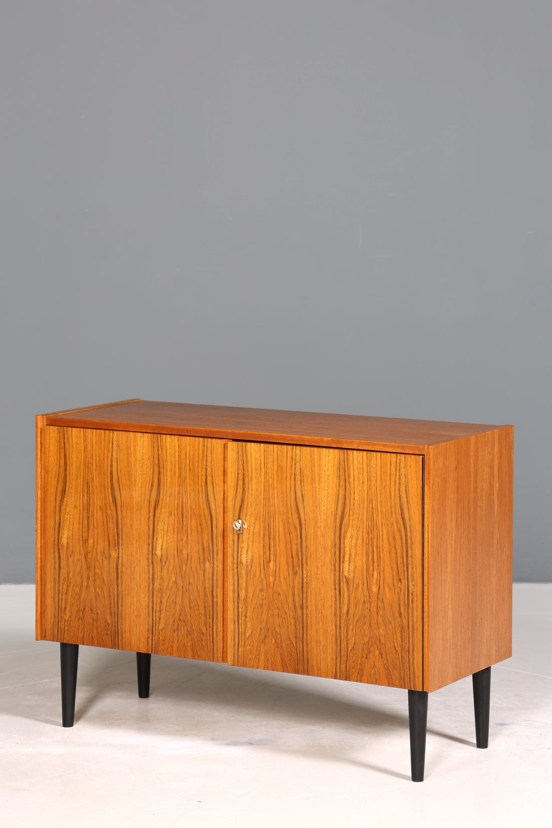 Schlichter Mid Century Schrank Vintage Retro Kommode Flur Kommode 60s VEB Regal Sideboard 3 von 3