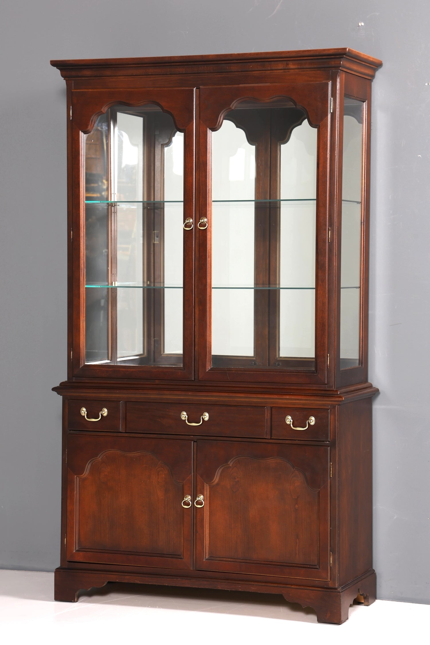 Wunderschöne Original Drexel Heritage Vitrine Bücherschrank USA Schrank Buffet Schrank Regal
