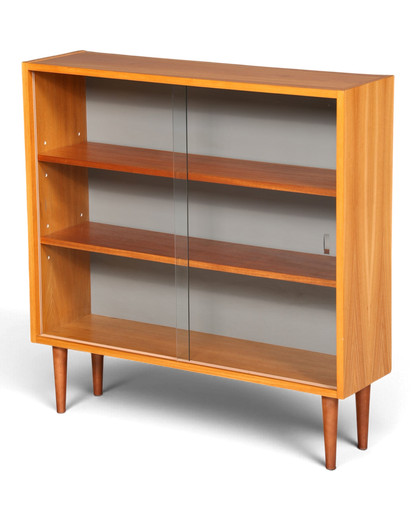 Hauptstadt Möblerei H953 Vitrinenschrank aus Holz mit Schiebetüren aus Glas und konischen Beinen im Mid-Century-Stil