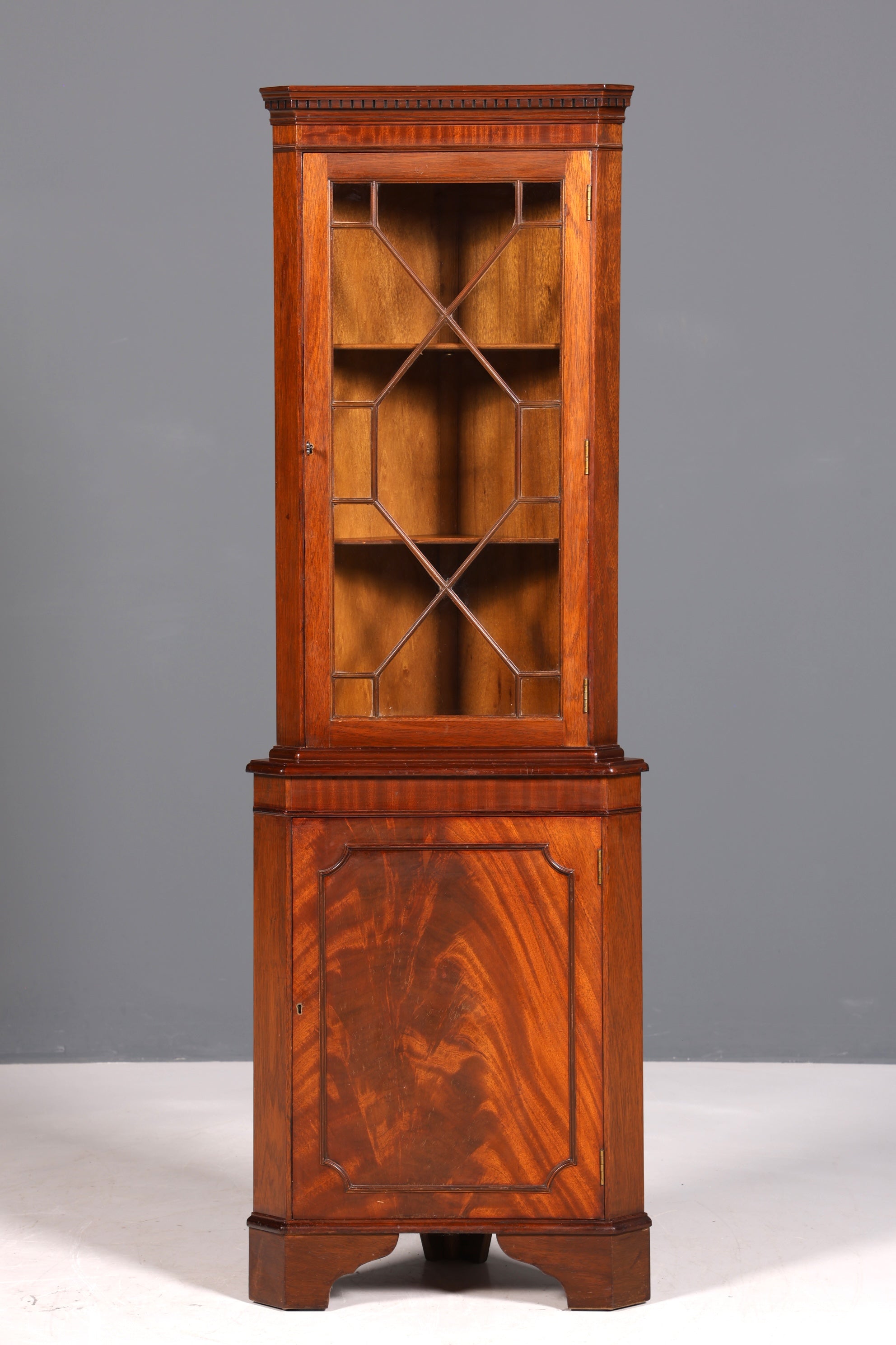 Wunderschöne Englische Eckvitrine Mahagoni Antik 60s echt Holz Schrank Eckschrank Glasvitrine