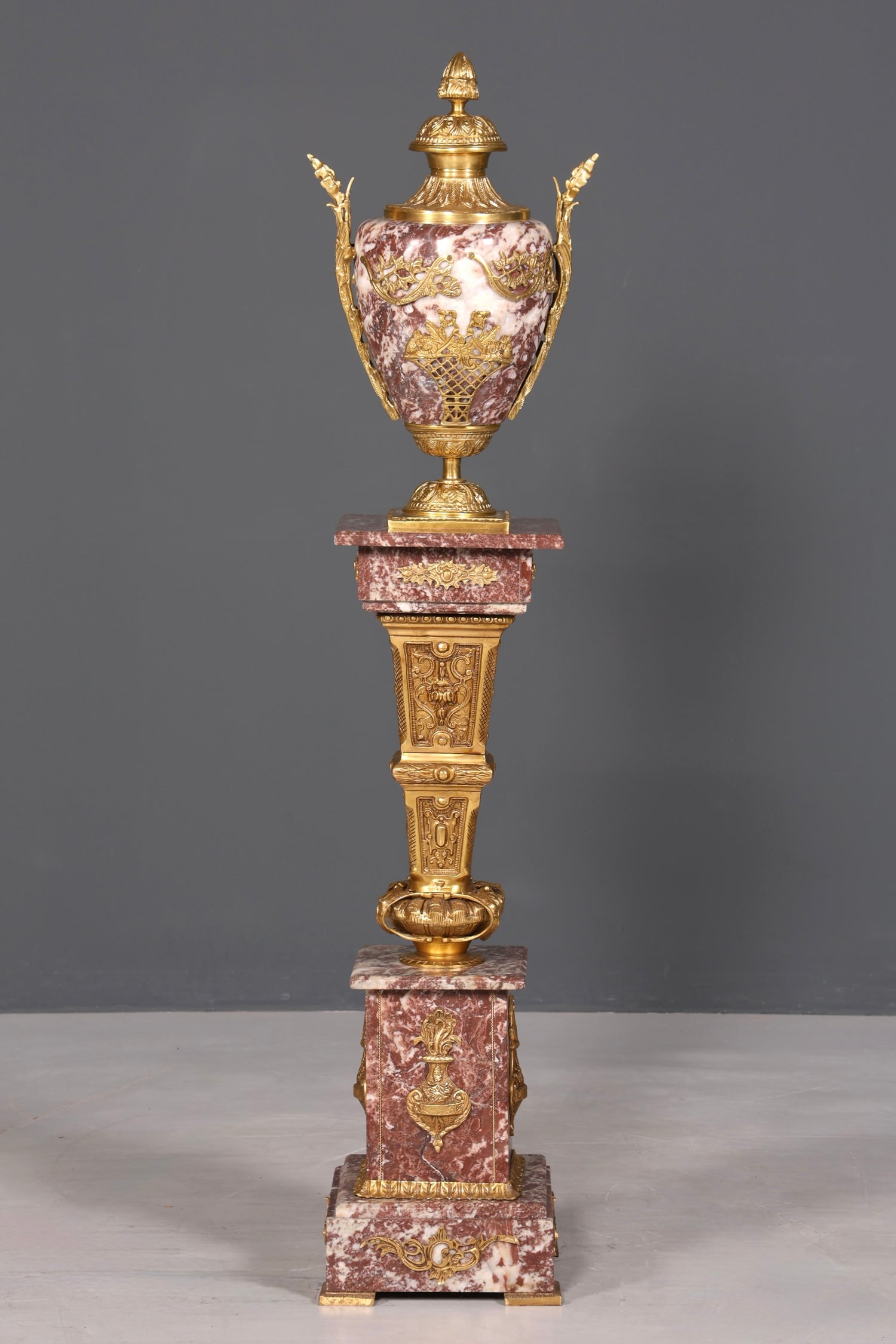 Wunderschöne Barock Stil Säule mit Vase Louis XV Marmor Blumensäule Naturstein Sockel Ablage