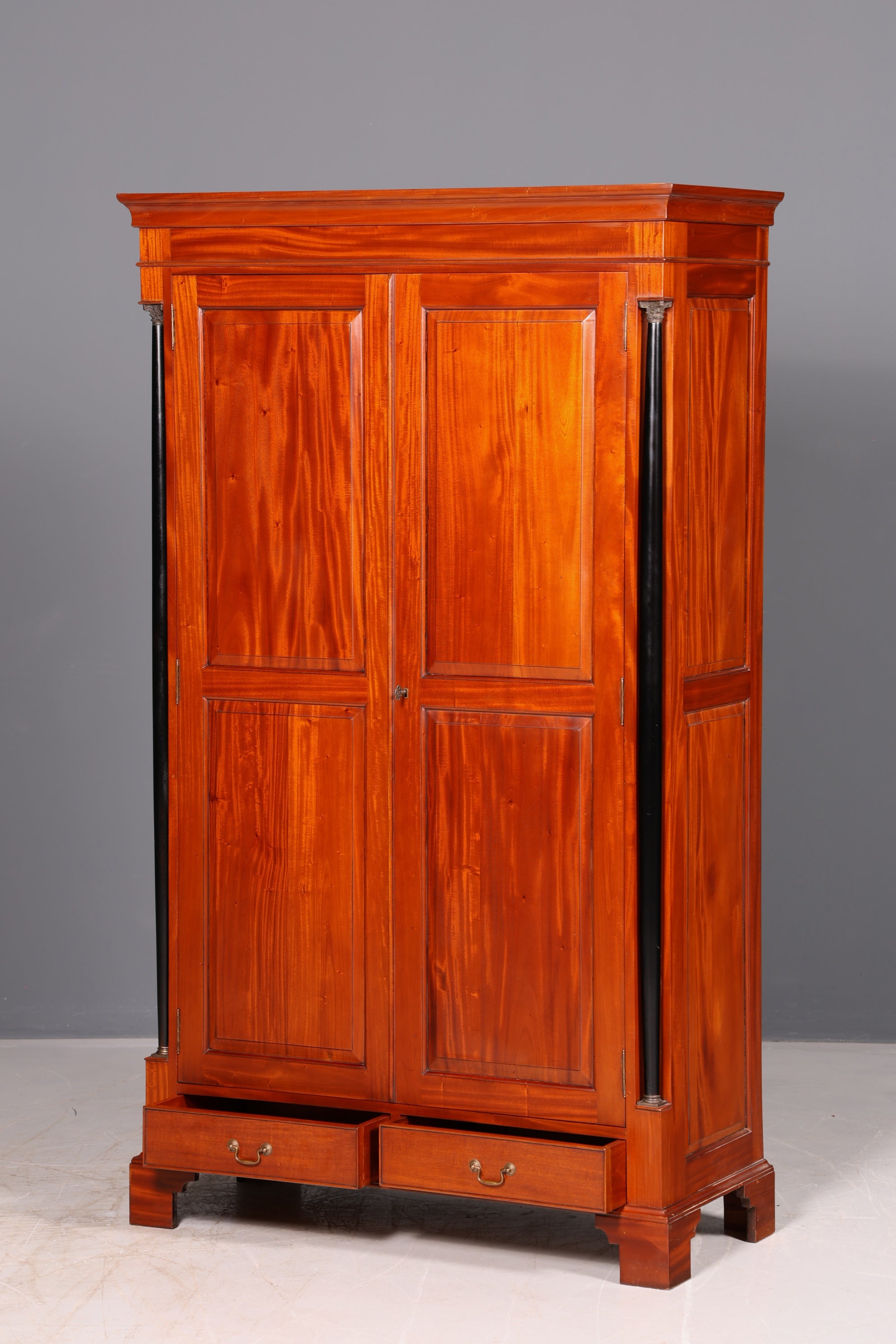 Wunderschöner Biedermeier Kleiderschrank Mahagoni Antik Säulenschrank Dielenschrank Wäscheschrank Massivholz
