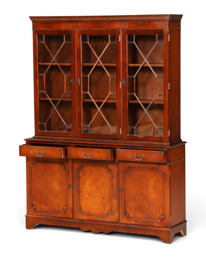 Hauptstadt Möblerei englische Vitrine aus massivem Holz mit Glasfronten und Schubladen im klassischen Antik Stil