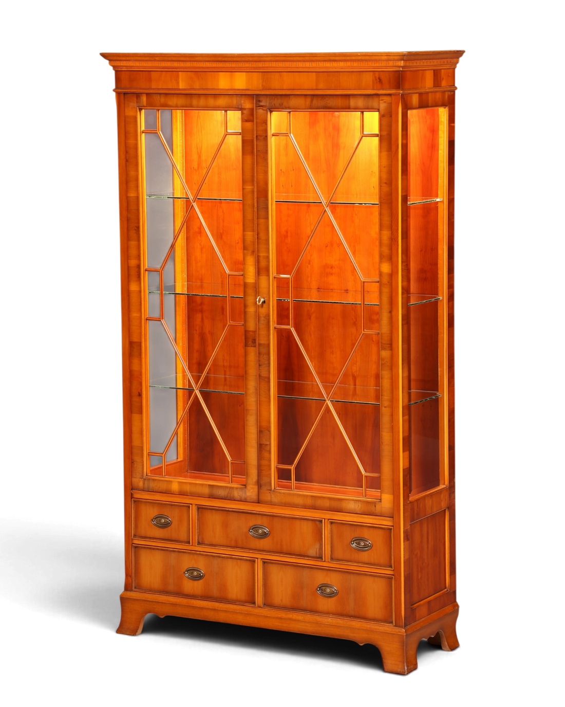 Hauptstadt Möblerei Heldense Vitrine aus englischer Eibe mit Glasfront, Innenbeleuchtung und Schubladen im Antik-Stil