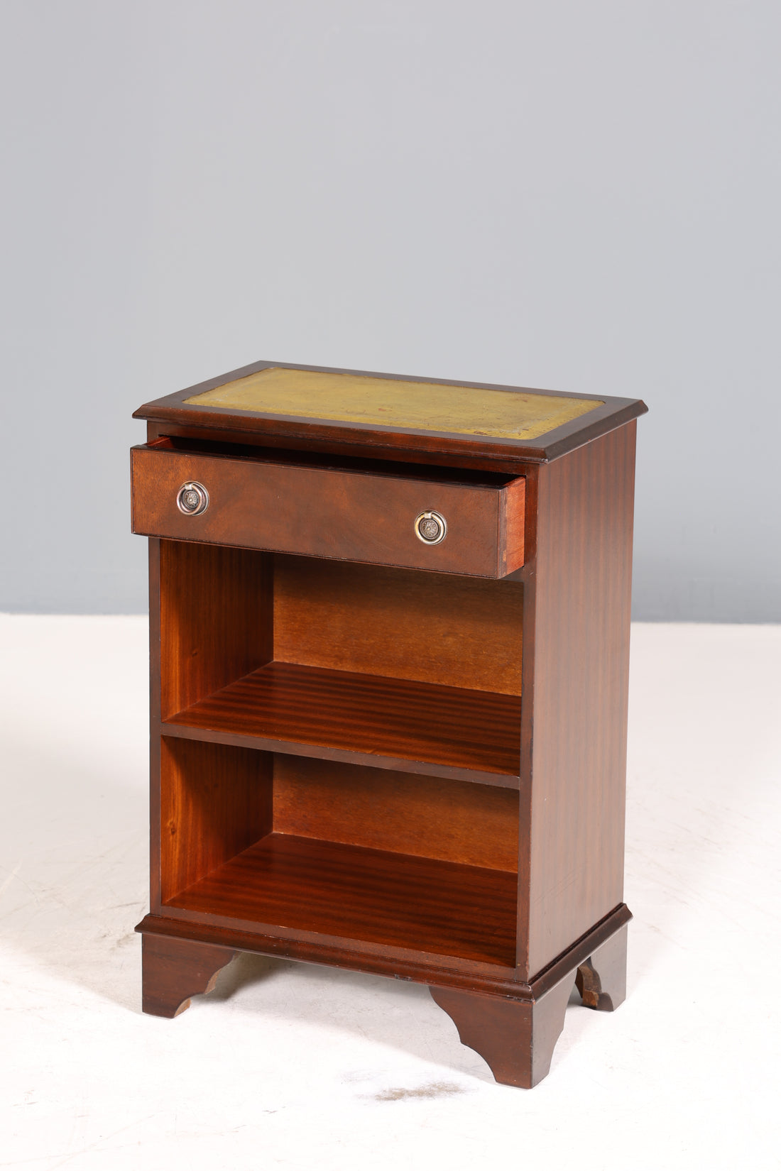 Wunderschönes Englisches Regal Englisch Bücherregal Kommode echt Lederauflage Ablagetisch Nachttisch