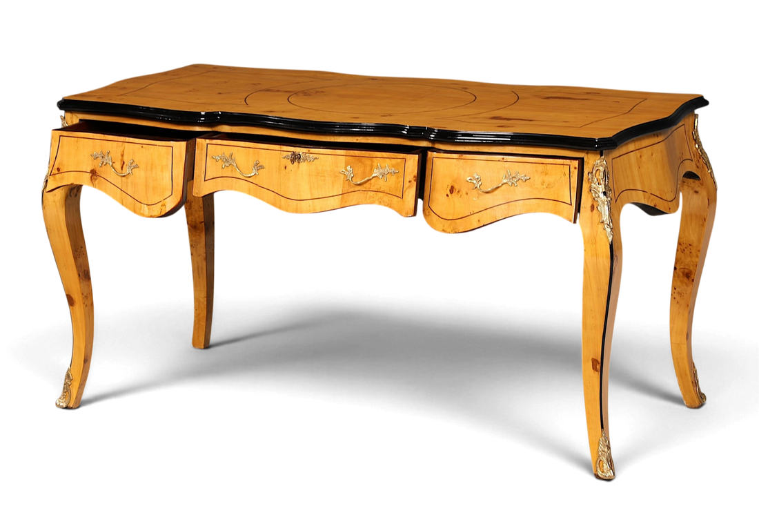 Hauptstadt Möblerei Schreibtisch im Louis XV Stil aus hellem Massivholz mit geschwungenen Beinen und Messingbeschlägen