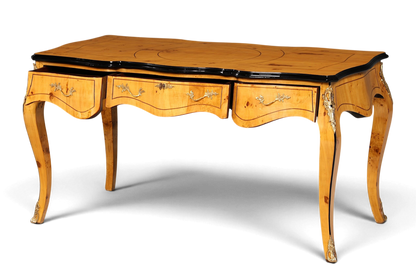 Hauptstadt Möblerei Schreibtisch im Louis XV Stil aus hellem Massivholz mit geschwungenen Beinen und Messingbeschlägen