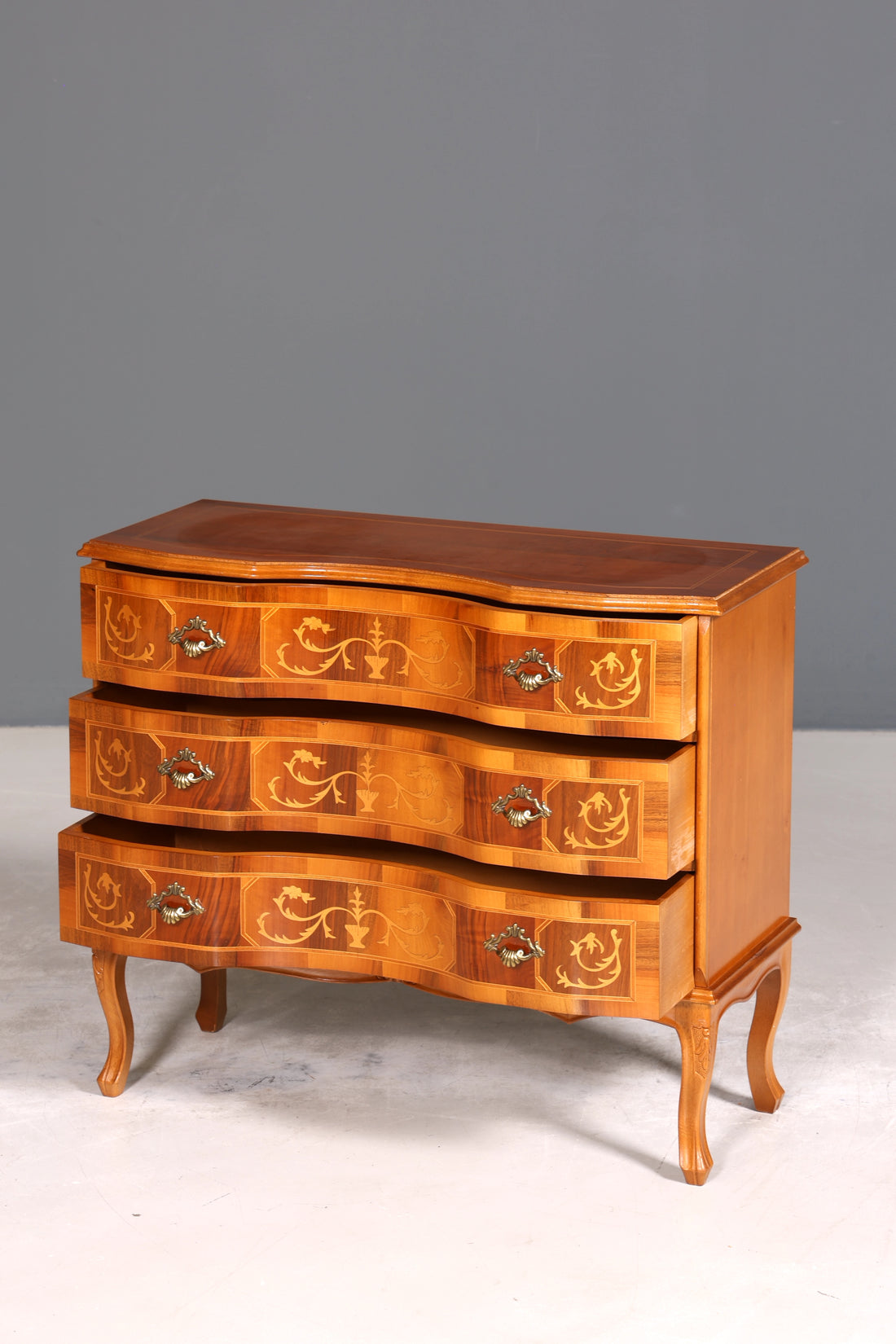 Stilvolle geschwungene Kommode im Barock Stil Sideboard Chippendale Schubladenkommode